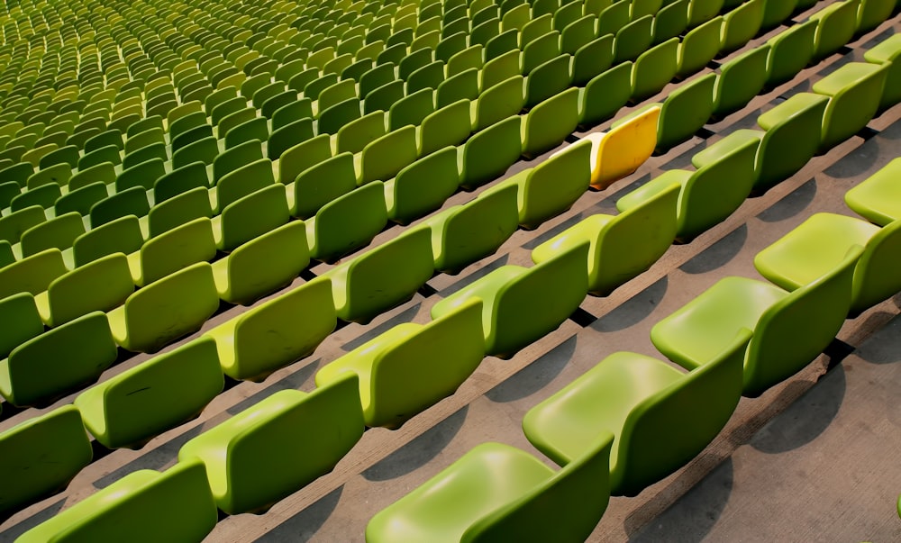 Sièges de stade verts