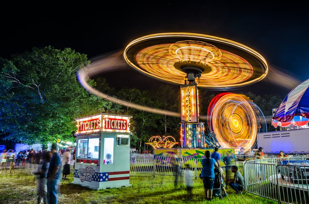 Photographie en accéléré de manèges de parcs d’attractions