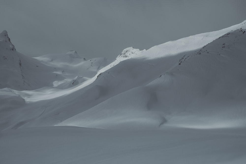 Photo d’une montagne recouverte de neige