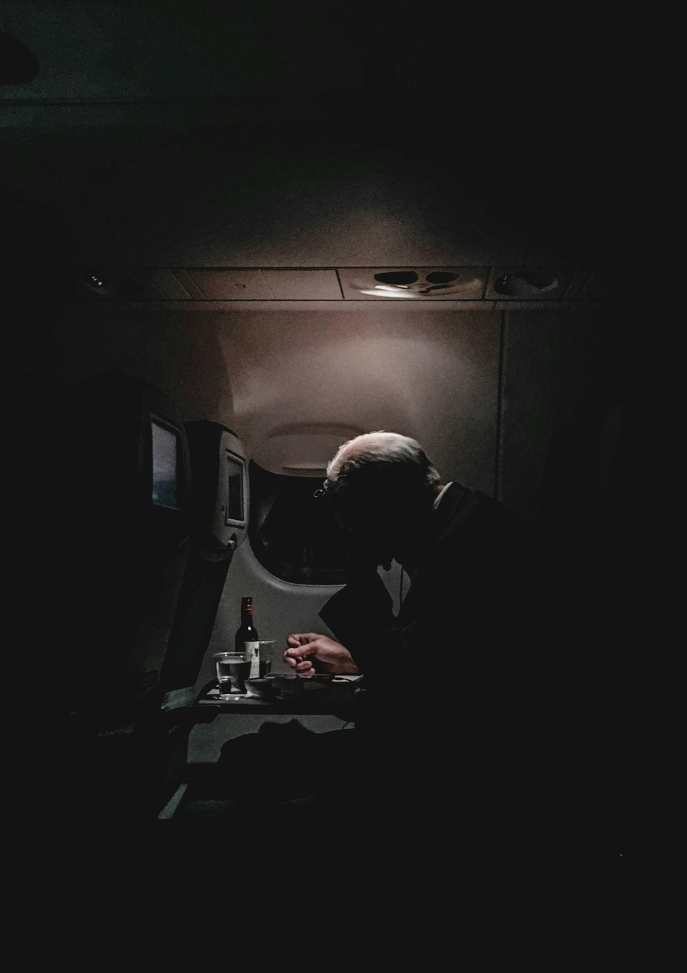 Persona sentada dentro del avión