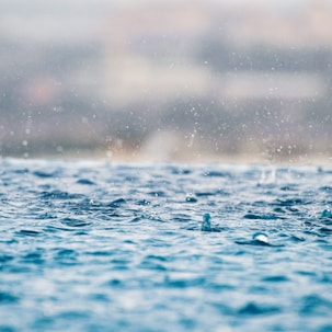 closeup photography of water drops on body of water