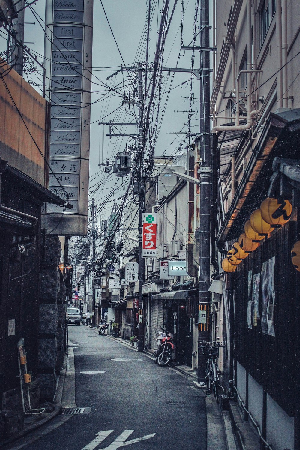 市庁舎近くの赤と黒のバイク