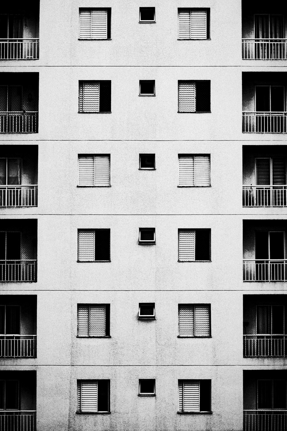 Edificio de hormigón blanco