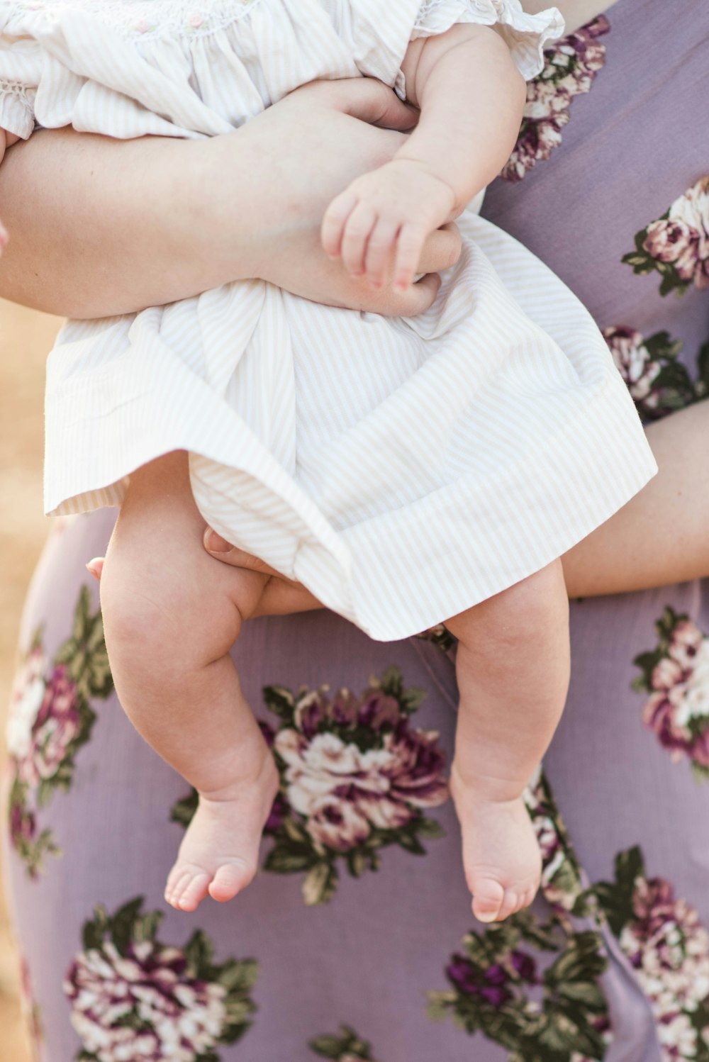 Frau, die tagsüber Baby trägt