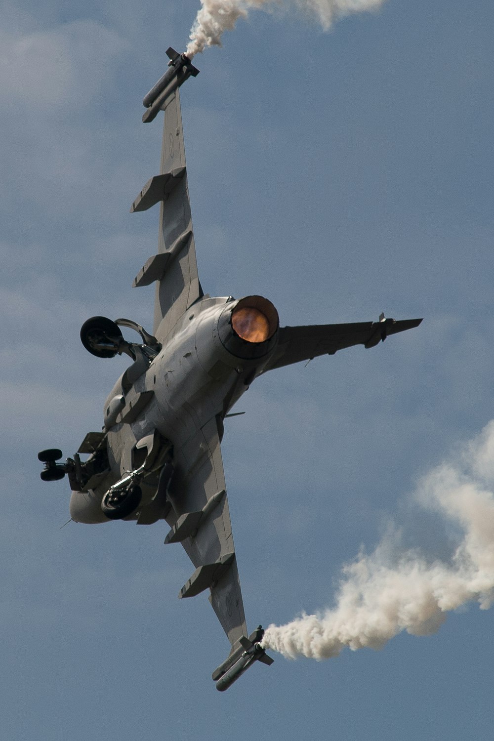 Nahaufnahme eines Kampfjets bei Tag