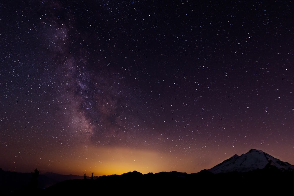 silhouette de montagnes pendant la nuit