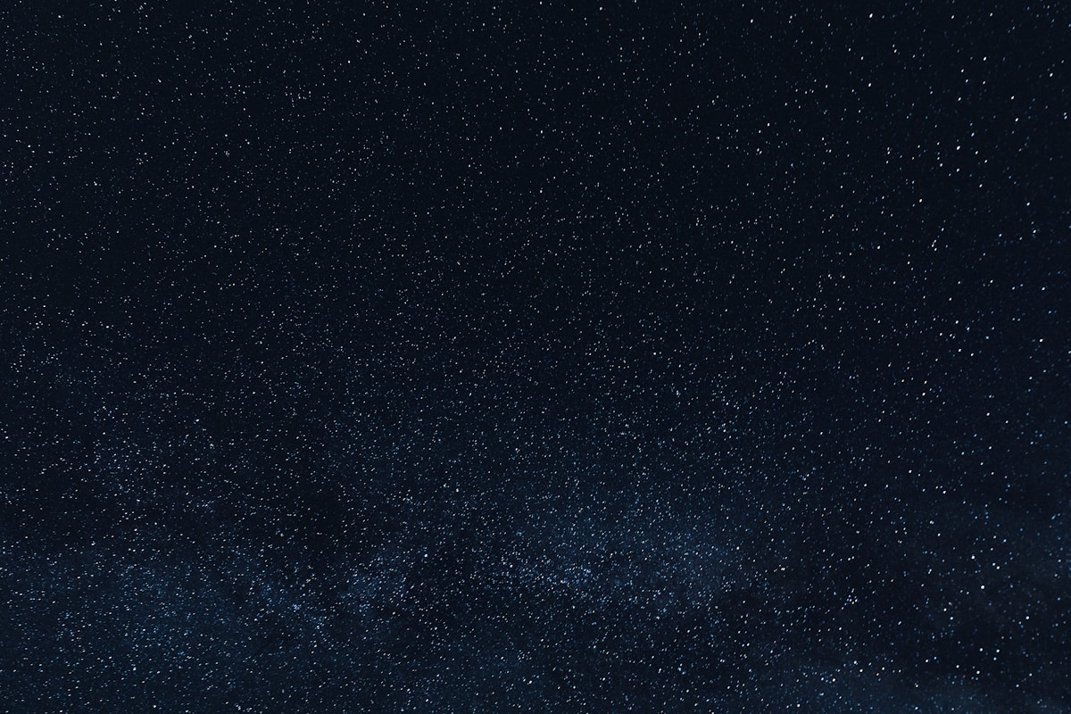 Luz azul pantalla noche