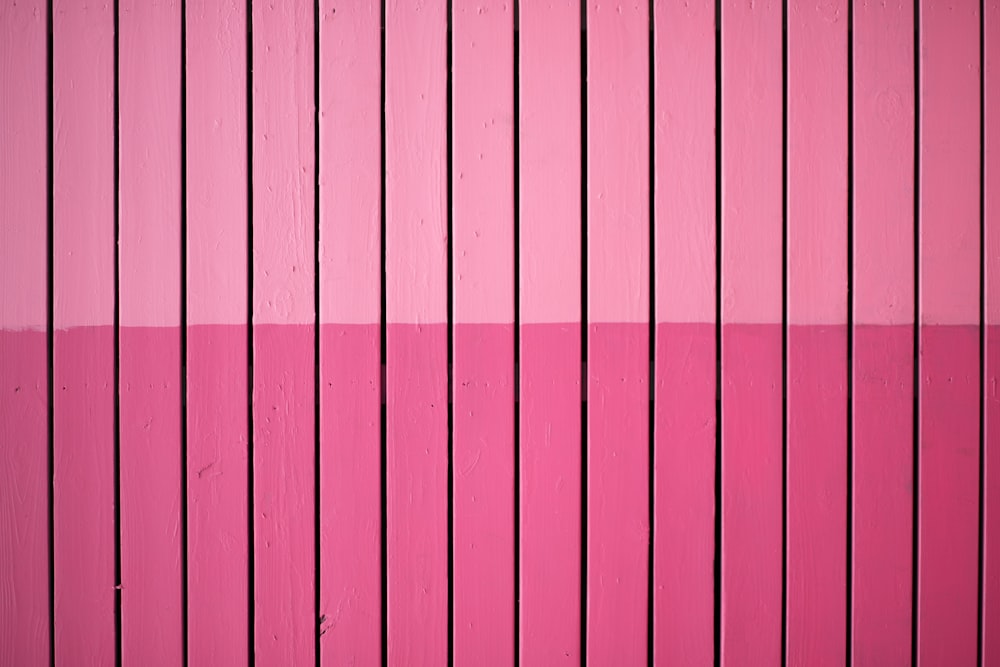 photo en gros plan d’un mur de planches de peinture rose