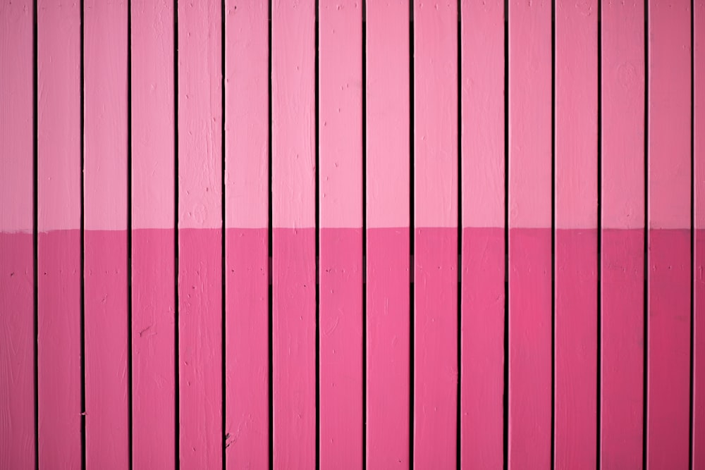 Foto de primer plano de la pared de tablones de pintura rosa