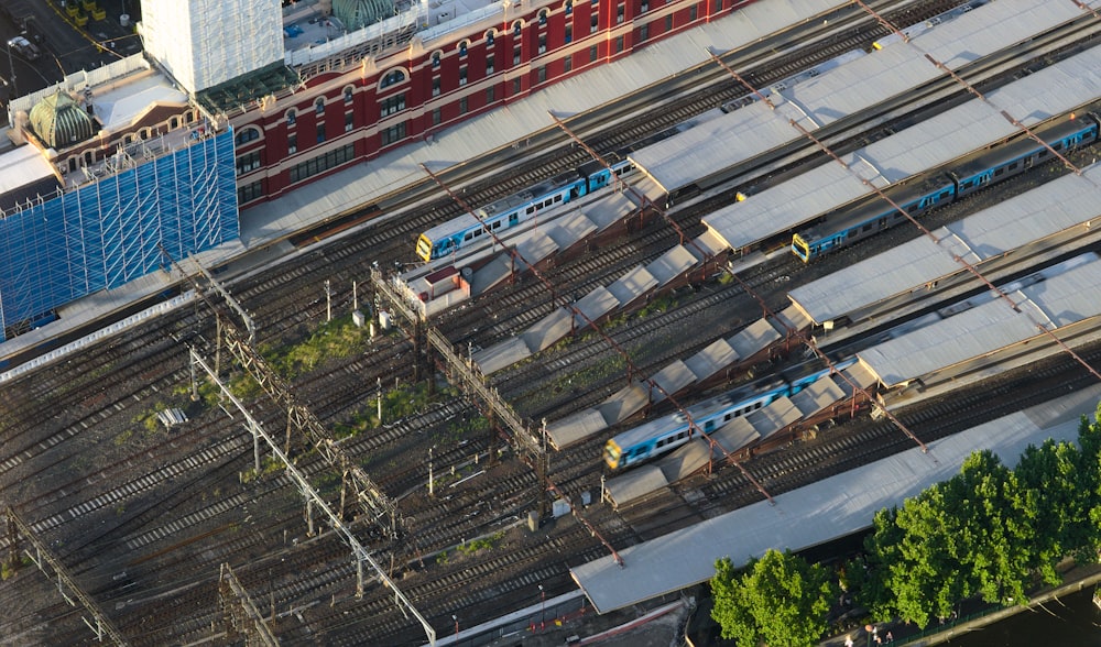 Fotografía aérea de trenes blancos