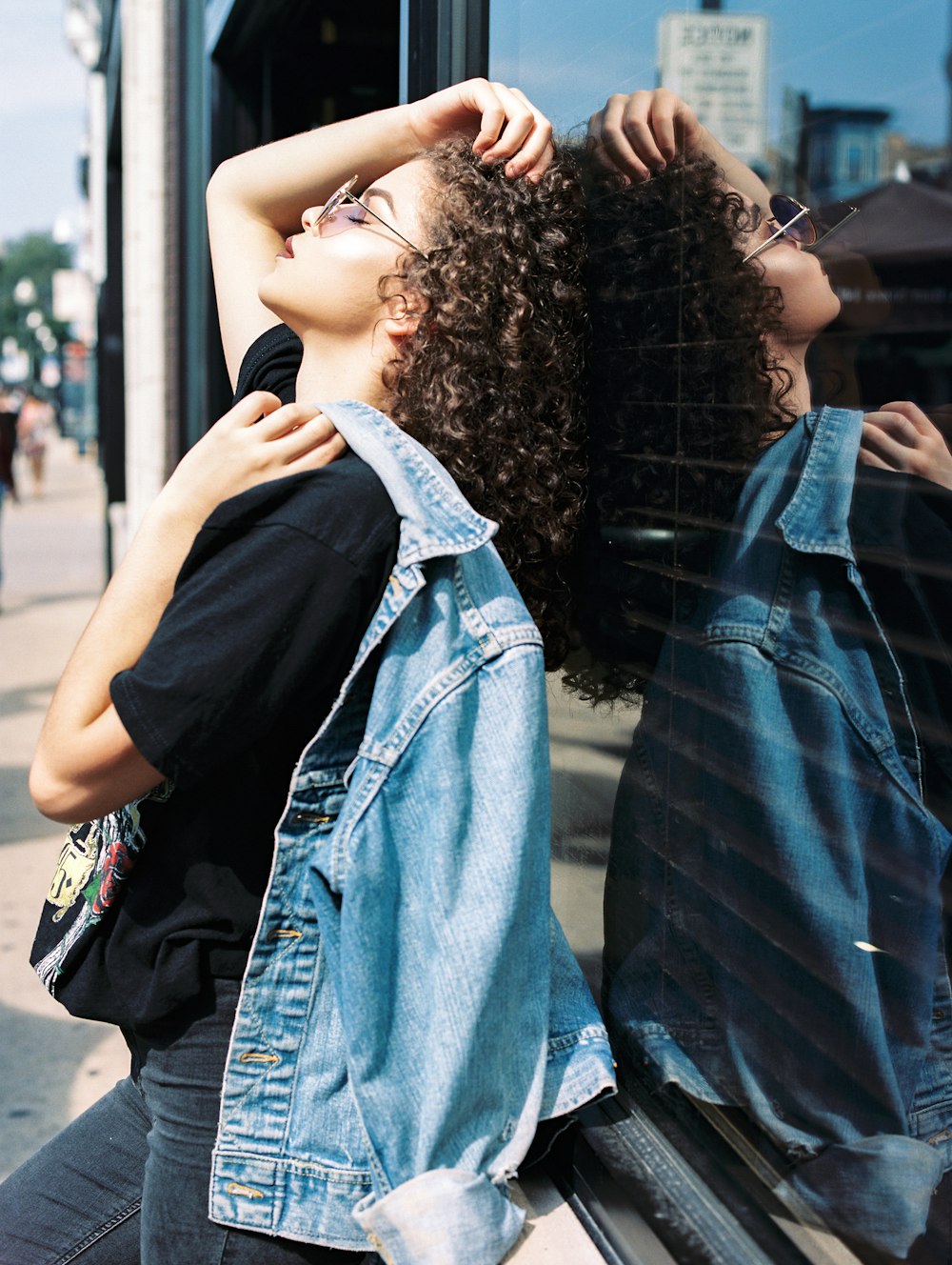 femme appuyée sur une vitre