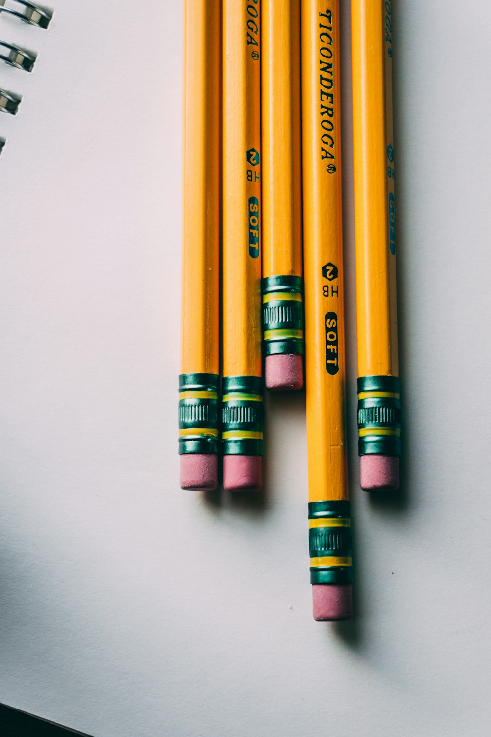 갈색 연필 다섯 개