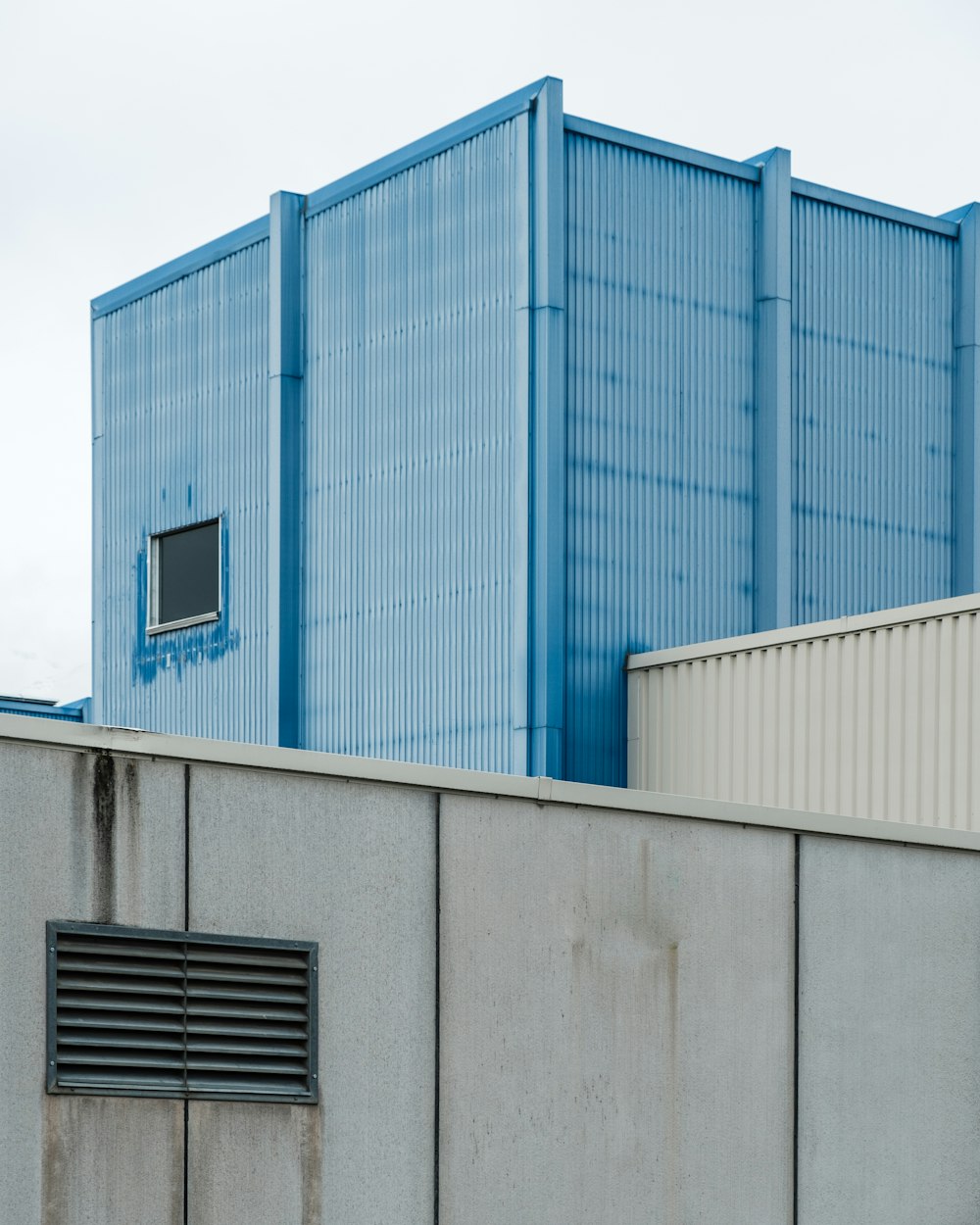 Bâtiment bleu et blanc