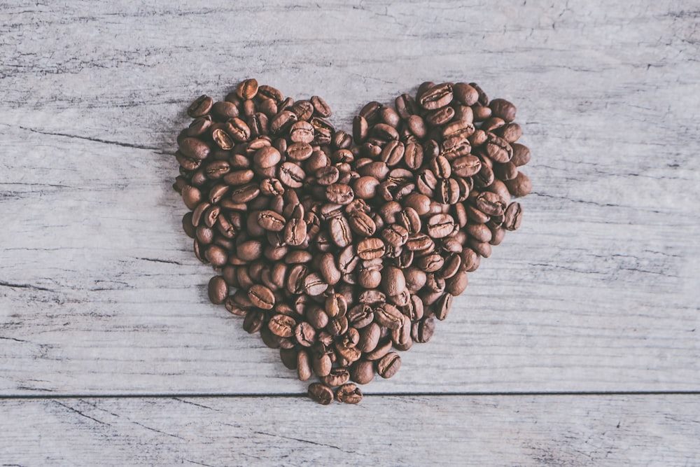 grains de café en forme de cœur
