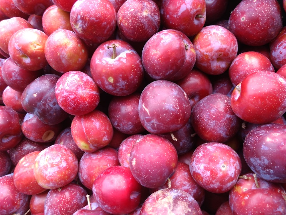 cacho de frutas vermelhas redondas