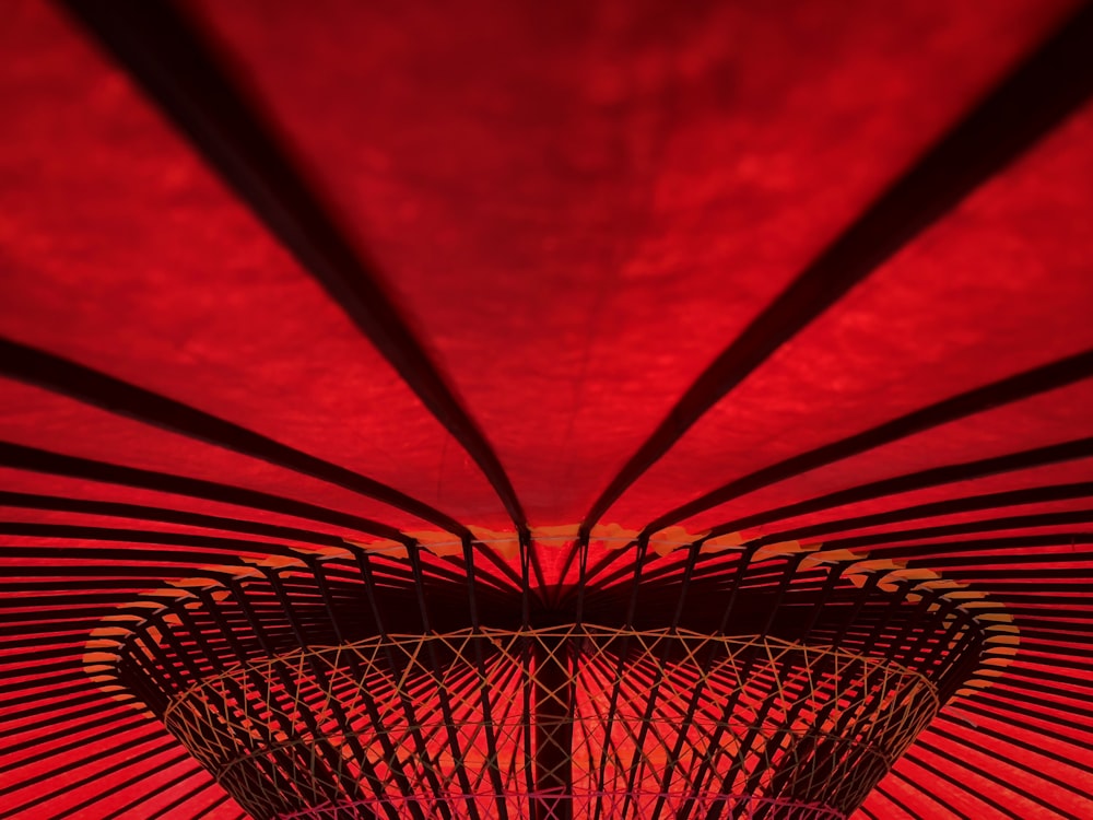 Interior del paraguas rojo