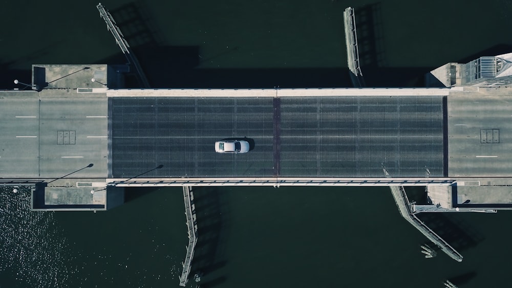 Fotografía aérea del puente gris y negro