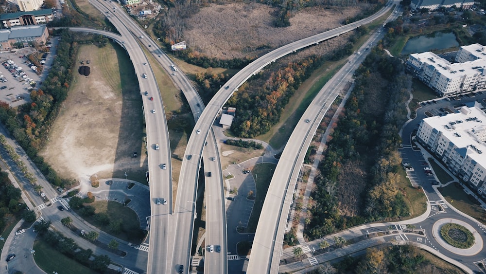 낮 동안 콘크리트 도로를 달리는 자동차의 항공 사진