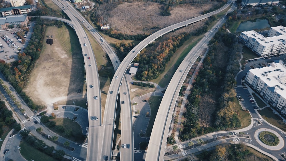 昼間のコンクリート道路上の車両の航空写真