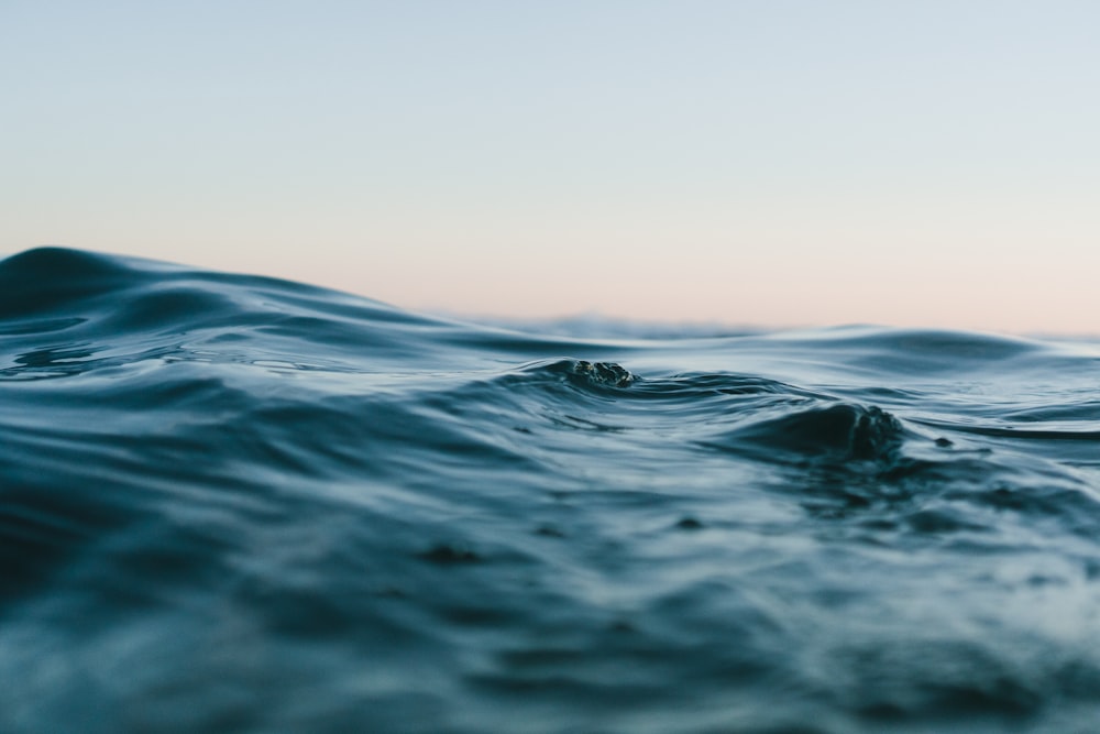 plan d’eau sous le ciel