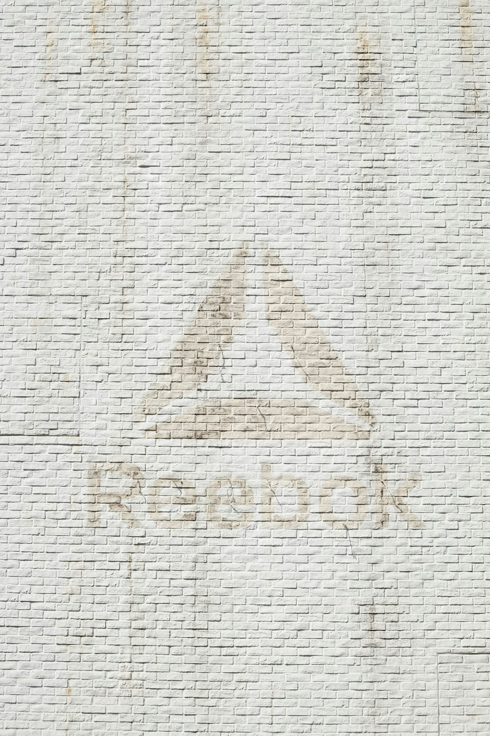 Nahaufnahme des Reebok Logos an der Wand