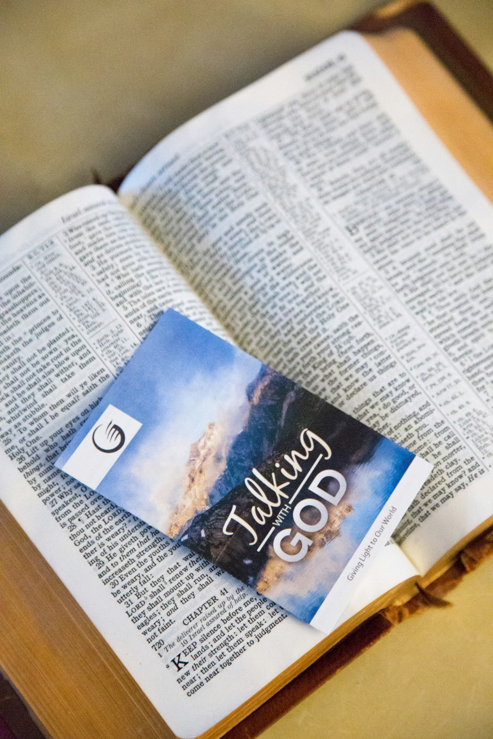 Libro biblico con copertina rigida marrone aperta