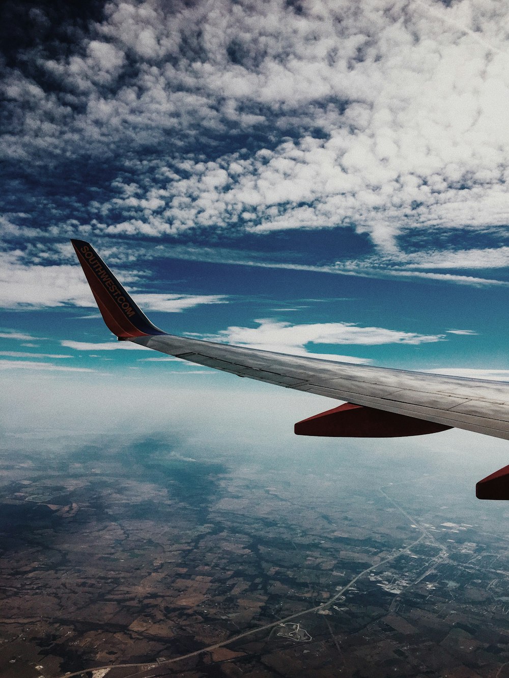 wing of airplane on midway