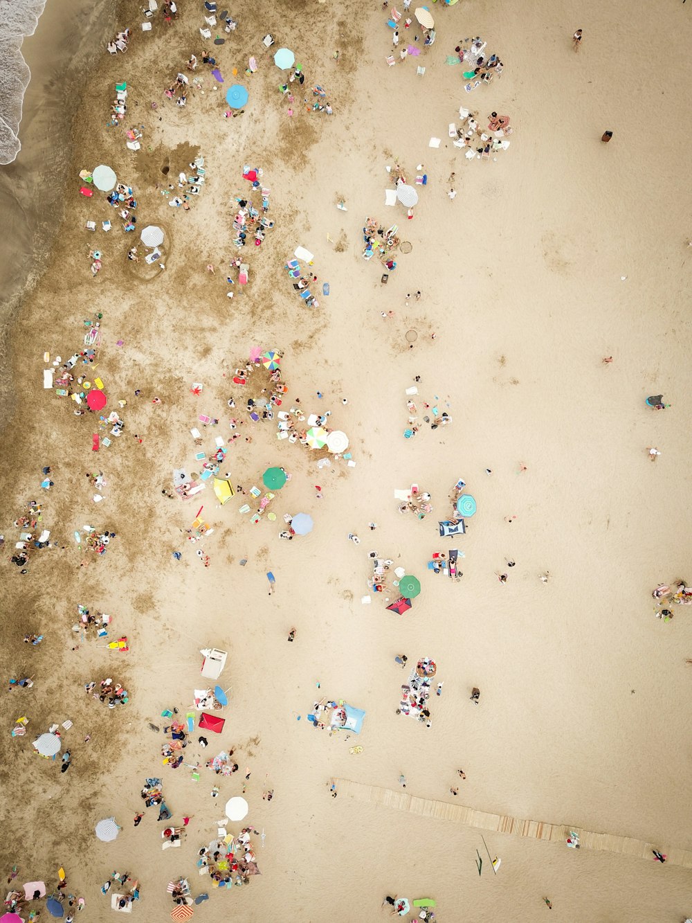 fotografia aérea de pessoas na praia
