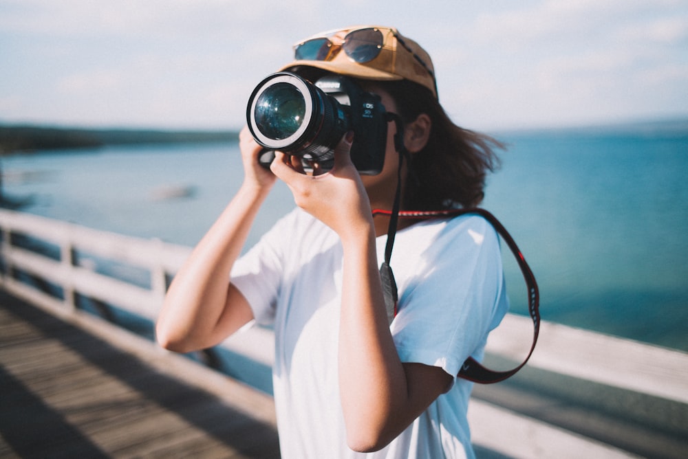 femme prenant une photo de sa vue