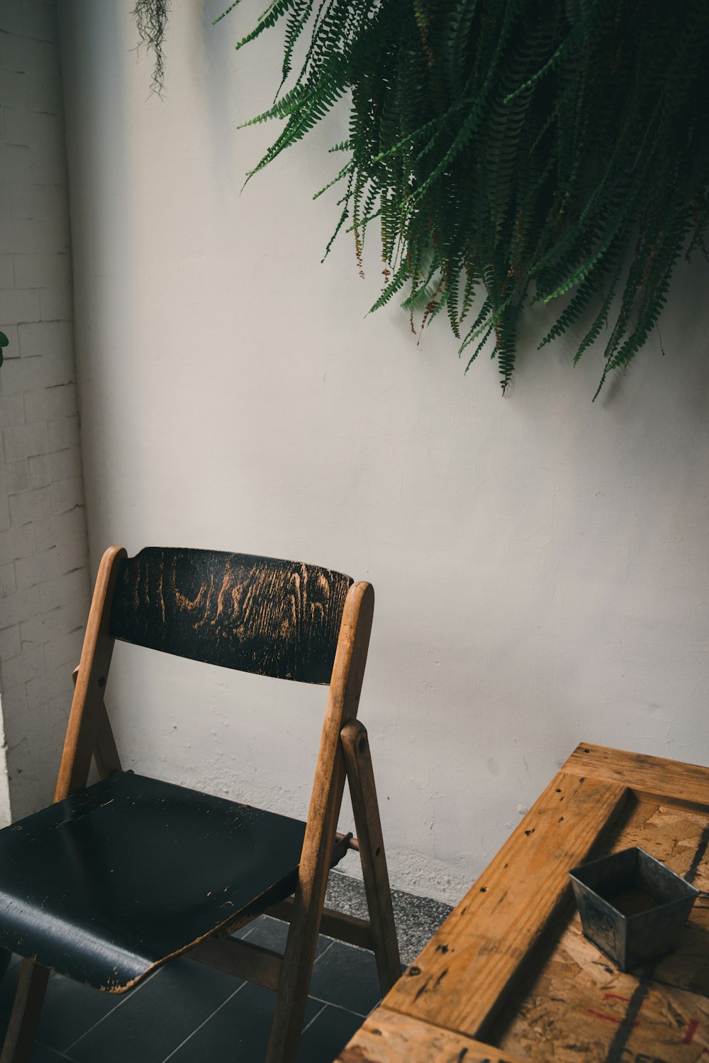 Silla de madera marrón cerca de mesa marrón