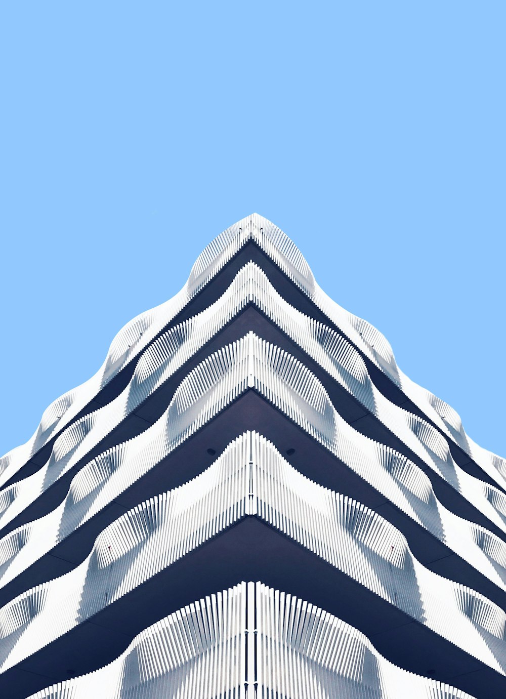 白い構造の建築写真