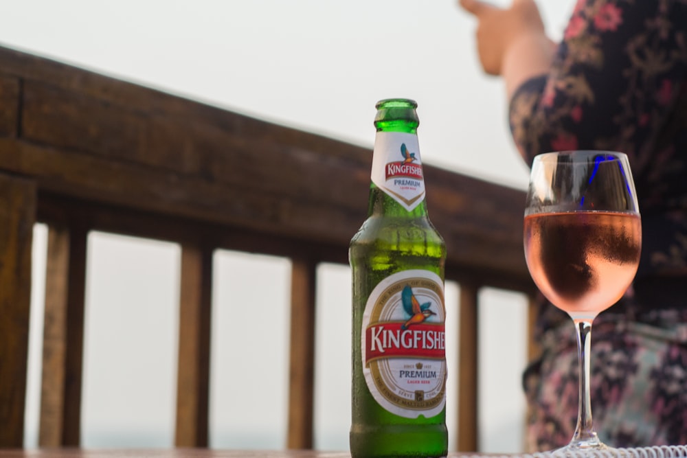 Bottiglia Kingfisher e bicchiere da vino