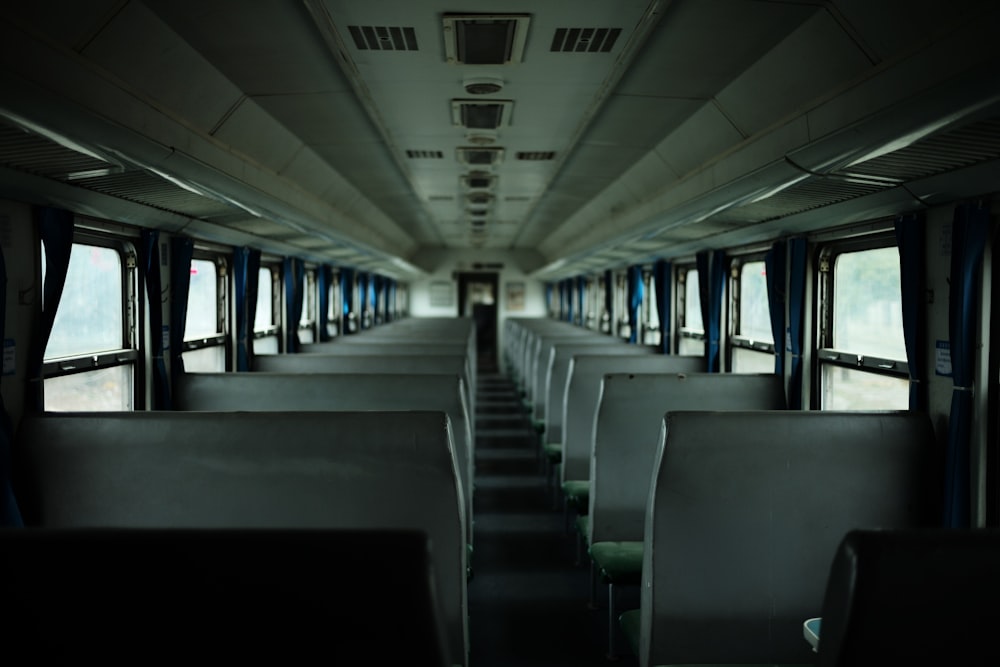座席を陳列する白いバスの車内