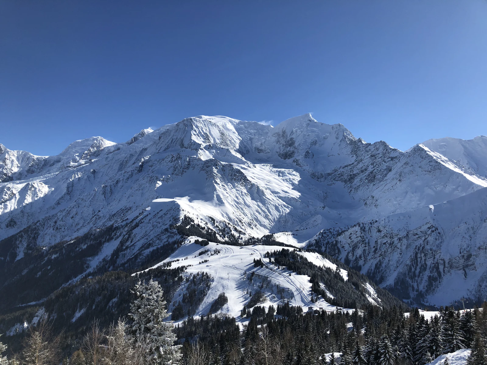 Sommet rocheux enneigé sous un ciel bleu (photo d'illustration)