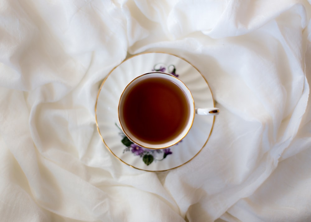 fotografia aerea di tazza e piattino in ceramica