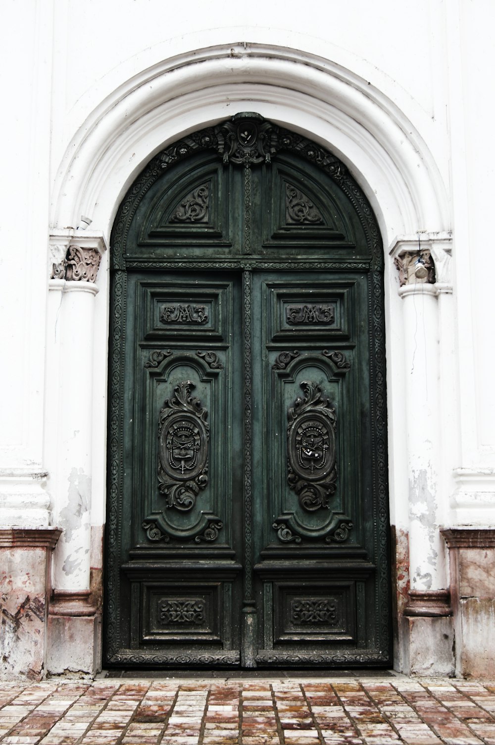 puerta de madera verde