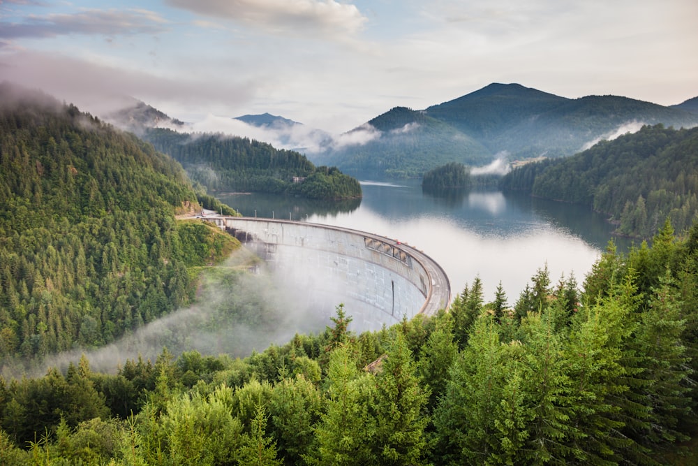 Puente blanco entre montañas