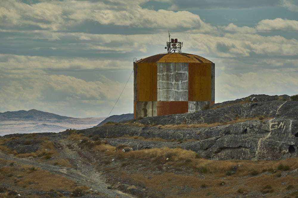 Tanque marrom e cinza perto da montanha