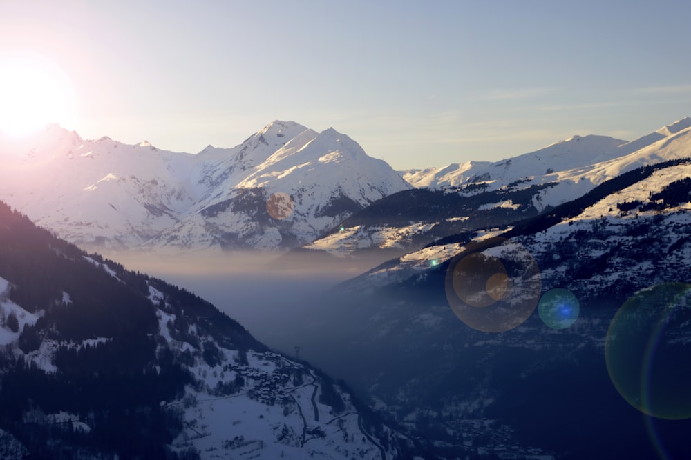 montagne enneigée sous un ciel bleu clair