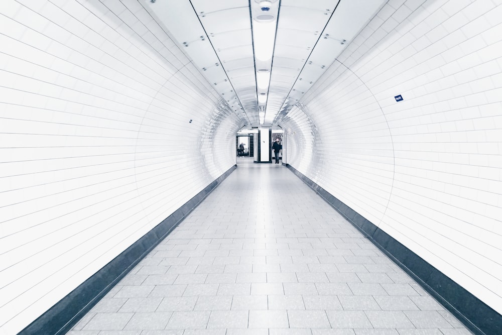 Couloir peint en blanc