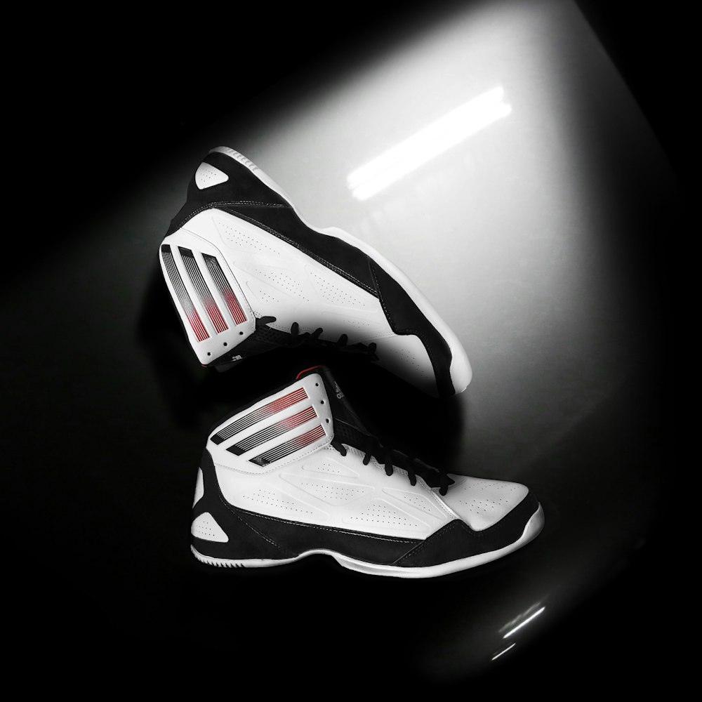 Paar weiß-schwarze Sneaker