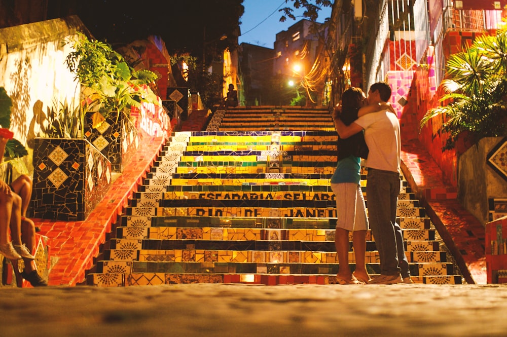 계단 앞에서 키스하는 남자와 여자