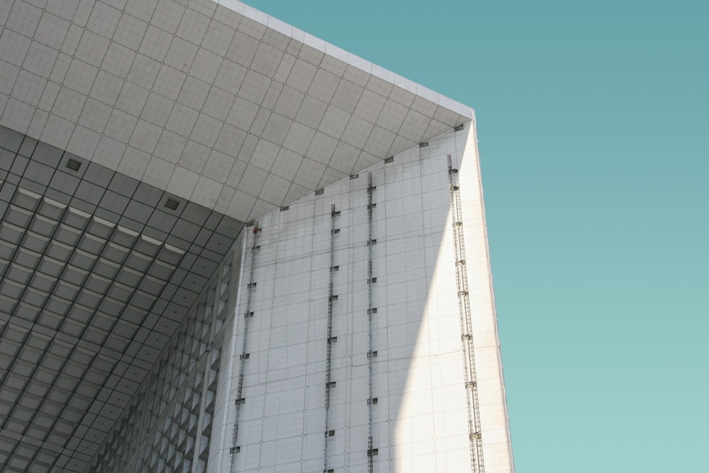 Edifício de concreto branco sob o céu azul