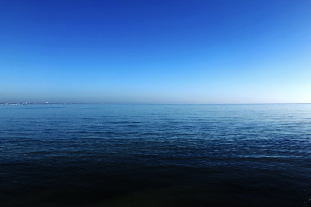 Plan d’eau sous ciel bleu