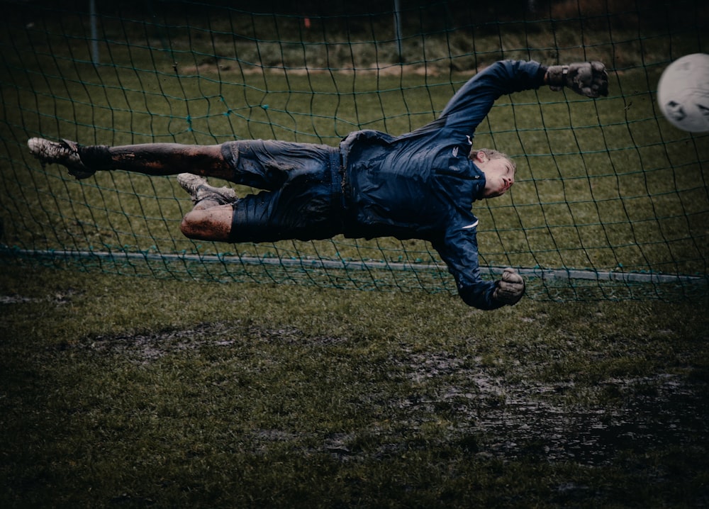 Torwart kurz davor, den Ball zu fangen