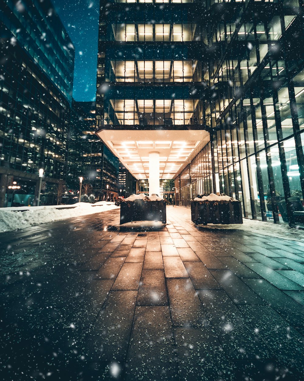 Schneestraße in der Nacht