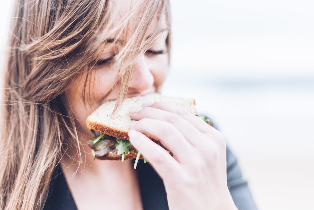mujer comiendo sandwich