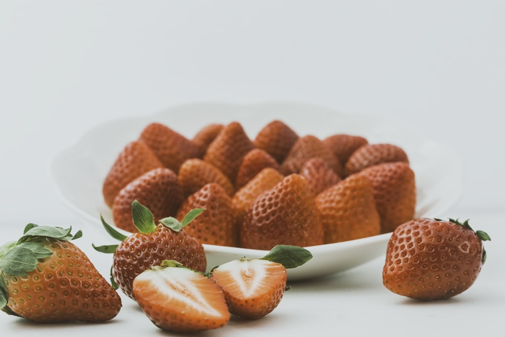 Fraises dans une assiette ronde