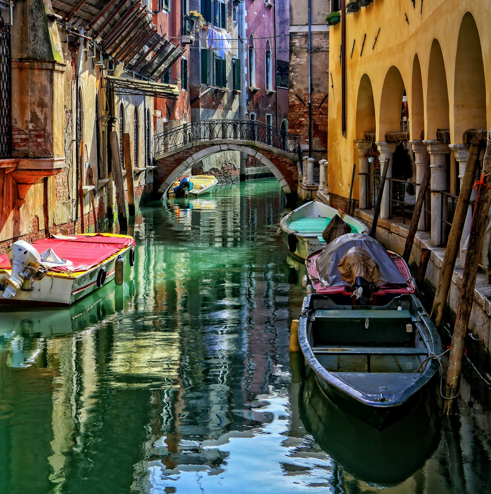 Canon EOS 5DS + Canon EF 24-70mm F2.8L USM sample photo. Canoes on venice grand photography