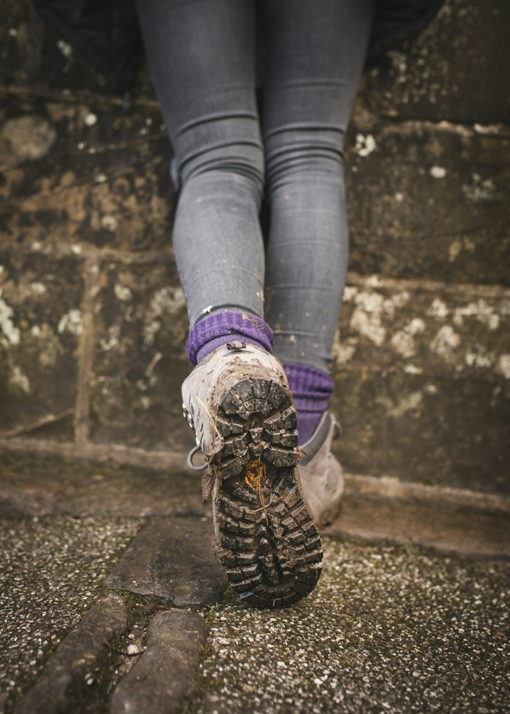 Person in grauer Hose mit grauen Schuhen